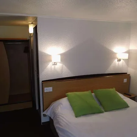 钟楼康贝尼酒店 3* 贡比涅