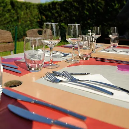 钟楼康贝尼酒店 3* 贡比涅